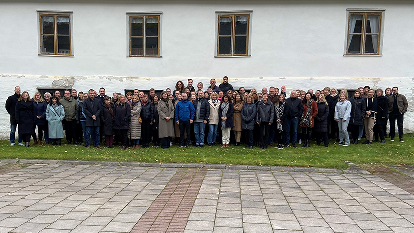 Gruppbild av all personal på banken